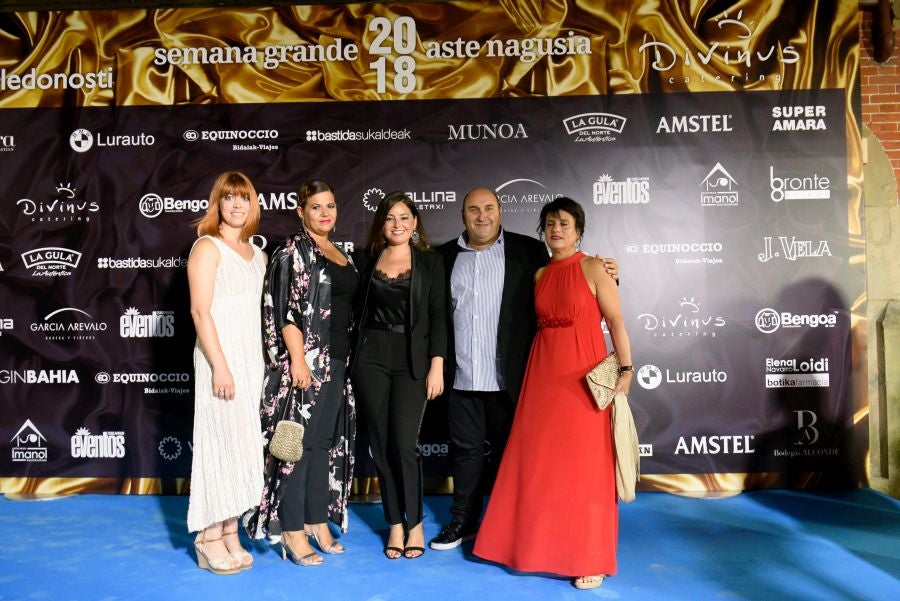 Los invitados pudieron disfrutar de los fuegos artificiales desde los jardines del palacio y comentarlos en lo que fue una divertida y 'glamourosa' fiesta en la que no faltó el buen humor.