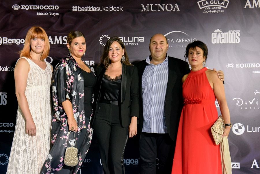 Los invitados pudieron disfrutar de los fuegos artificiales desde los jardines del palacio y comentarlos en lo que fue una divertida y 'glamourosa' fiesta en la que no faltó el buen humor.