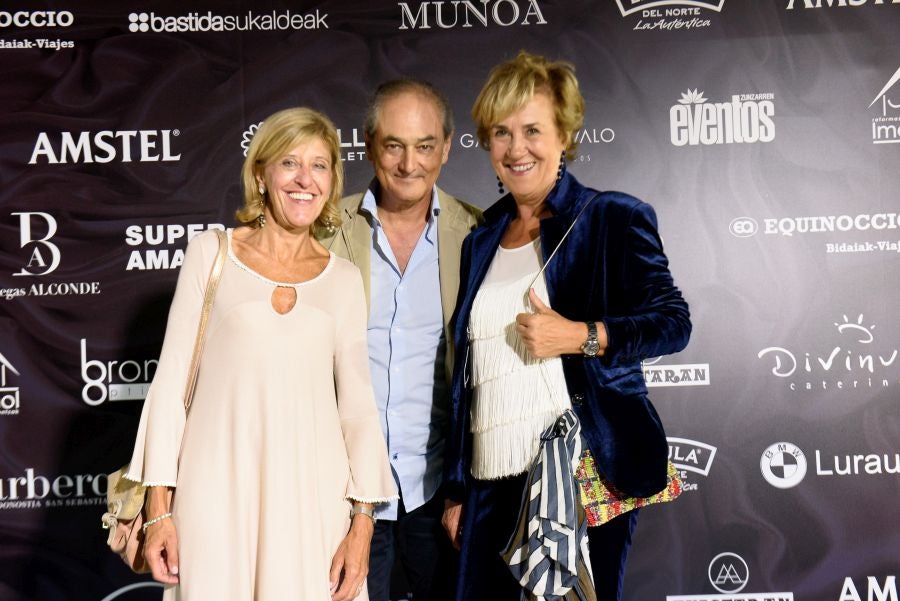 Los invitados pudieron disfrutar de los fuegos artificiales desde los jardines del palacio y comentarlos en lo que fue una divertida y 'glamourosa' fiesta en la que no faltó el buen humor.