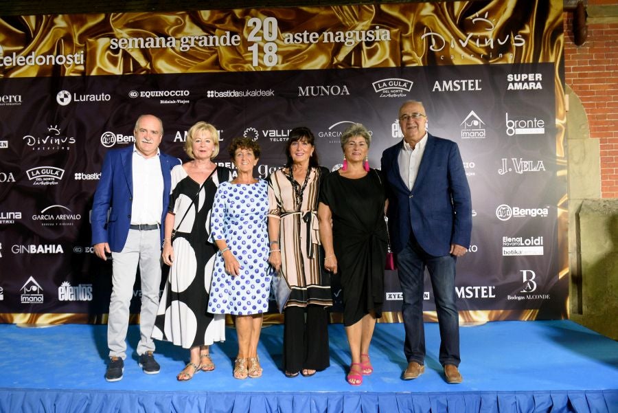 Los invitados pudieron disfrutar de los fuegos artificiales desde los jardines del palacio y comentarlos en lo que fue una divertida y 'glamourosa' fiesta en la que no faltó el buen humor.