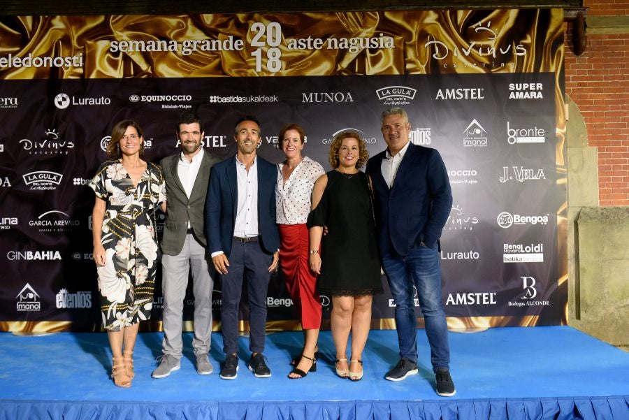 Los invitados pudieron disfrutar de los fuegos artificiales desde los jardines del palacio y comentarlos en lo que fue una divertida y 'glamourosa' fiesta en la que no faltó el buen humor.