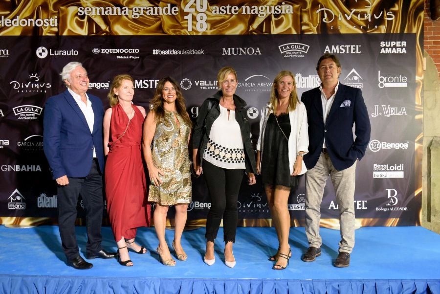 Los invitados pudieron disfrutar de los fuegos artificiales desde los jardines del palacio y comentarlos en lo que fue una divertida y 'glamourosa' fiesta en la que no faltó el buen humor.