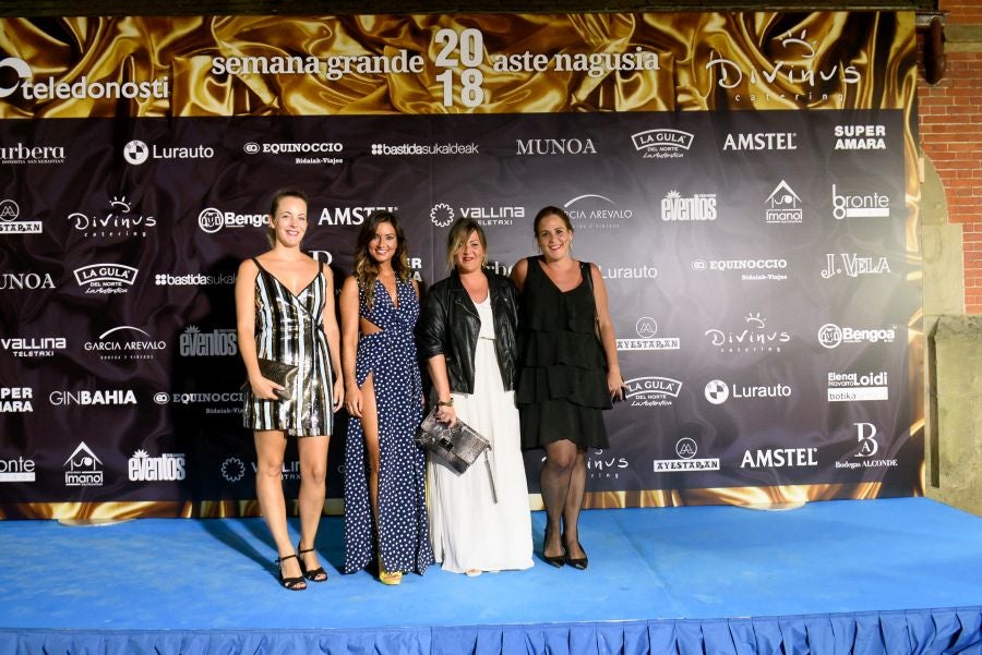 Los invitados pudieron disfrutar de los fuegos artificiales desde los jardines del palacio y comentarlos en lo que fue una divertida y 'glamourosa' fiesta en la que no faltó el buen humor.