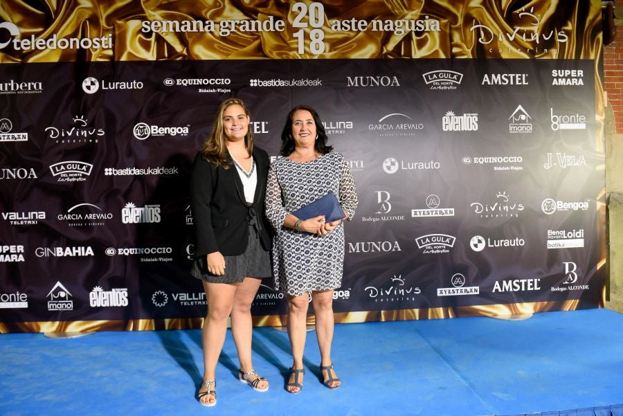 Los invitados pudieron disfrutar de los fuegos artificiales desde los jardines del palacio y comentarlos en lo que fue una divertida y 'glamourosa' fiesta en la que no faltó el buen humor.