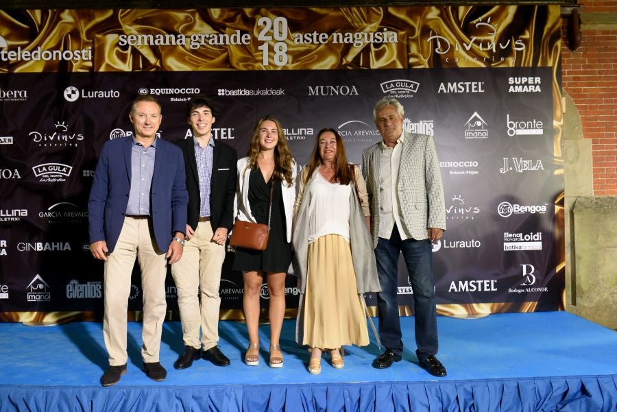 Los invitados pudieron disfrutar de los fuegos artificiales desde los jardines del palacio y comentarlos en lo que fue una divertida y 'glamourosa' fiesta en la que no faltó el buen humor.