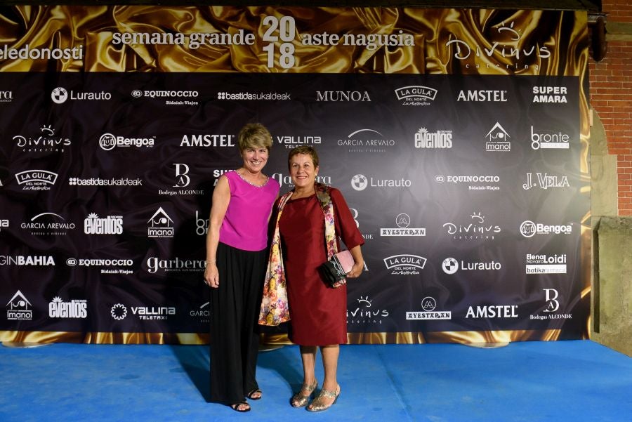 Los invitados pudieron disfrutar de los fuegos artificiales desde los jardines del palacio y comentarlos en lo que fue una divertida y 'glamourosa' fiesta en la que no faltó el buen humor.