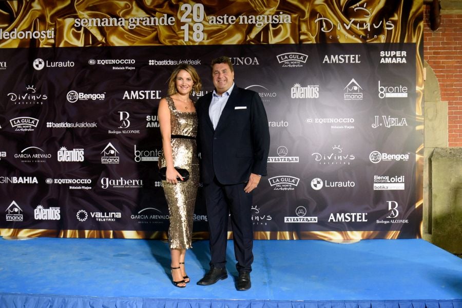 Los invitados pudieron disfrutar de los fuegos artificiales desde los jardines del palacio y comentarlos en lo que fue una divertida y 'glamourosa' fiesta en la que no faltó el buen humor.