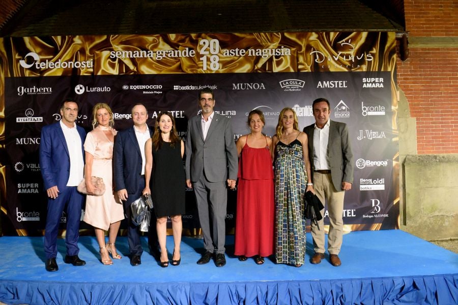 Los invitados pudieron disfrutar de los fuegos artificiales desde los jardines del palacio y comentarlos en lo que fue una divertida y 'glamourosa' fiesta en la que no faltó el buen humor.