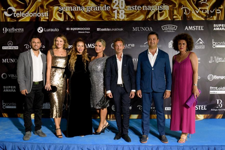 Los invitados pudieron disfrutar de los fuegos artificiales desde los jardines del palacio y comentarlos en lo que fue una divertida y 'glamourosa' fiesta en la que no faltó el buen humor.