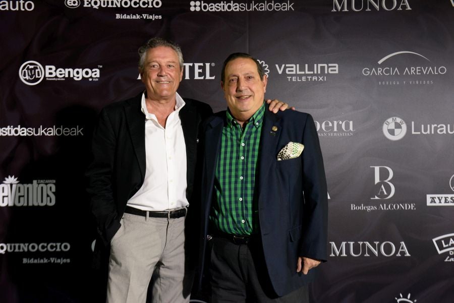 Los invitados pudieron disfrutar de los fuegos artificiales desde los jardines del palacio y comentarlos en lo que fue una divertida y 'glamourosa' fiesta en la que no faltó el buen humor.