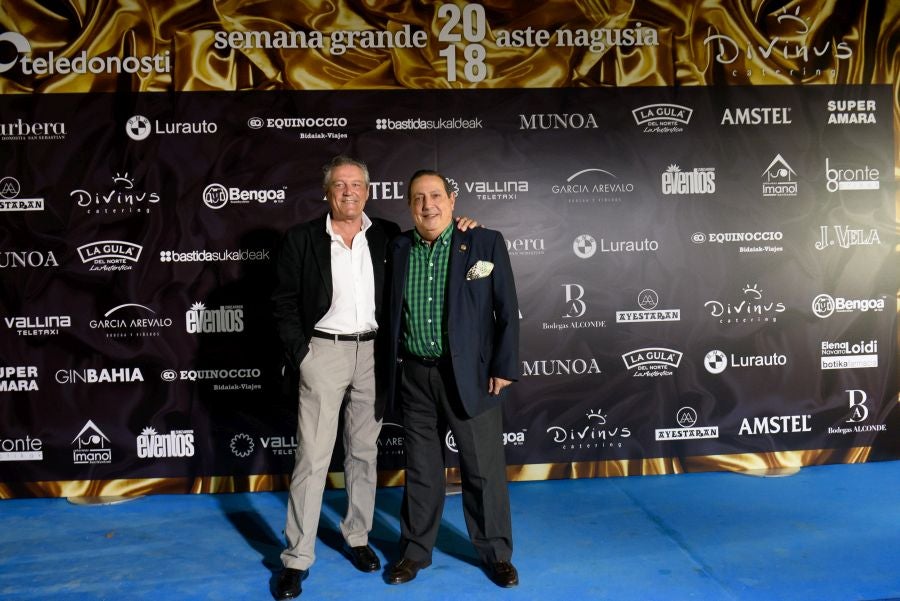 Los invitados pudieron disfrutar de los fuegos artificiales desde los jardines del palacio y comentarlos en lo que fue una divertida y 'glamourosa' fiesta en la que no faltó el buen humor.