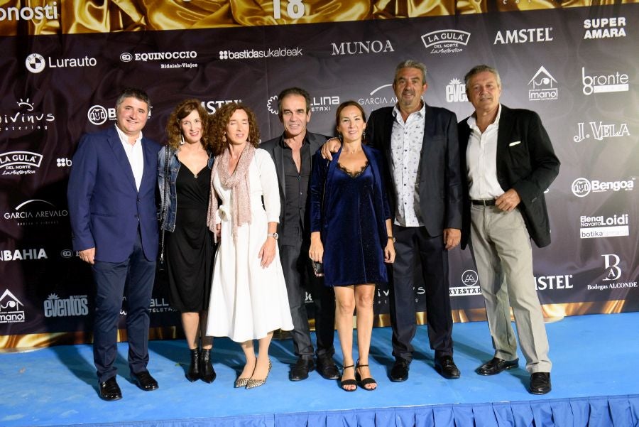 Los invitados pudieron disfrutar de los fuegos artificiales desde los jardines del palacio y comentarlos en lo que fue una divertida y 'glamourosa' fiesta en la que no faltó el buen humor.