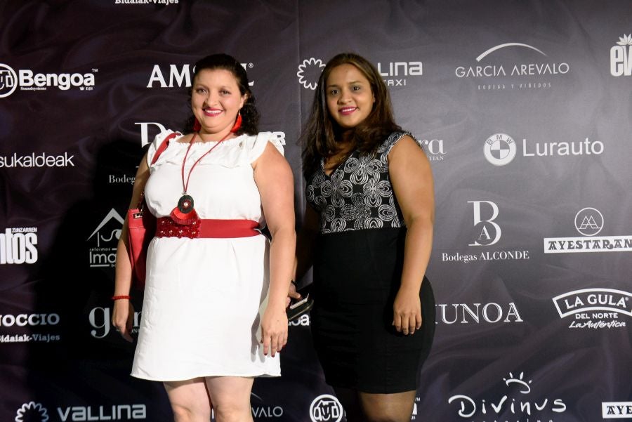 Los invitados pudieron disfrutar de los fuegos artificiales desde los jardines del palacio y comentarlos en lo que fue una divertida y 'glamourosa' fiesta en la que no faltó el buen humor.