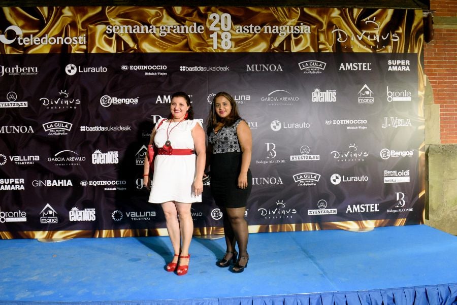 Los invitados pudieron disfrutar de los fuegos artificiales desde los jardines del palacio y comentarlos en lo que fue una divertida y 'glamourosa' fiesta en la que no faltó el buen humor.