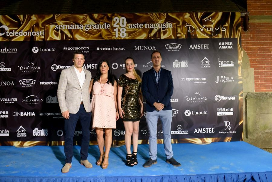 Los invitados pudieron disfrutar de los fuegos artificiales desde los jardines del palacio y comentarlos en lo que fue una divertida y 'glamourosa' fiesta en la que no faltó el buen humor.