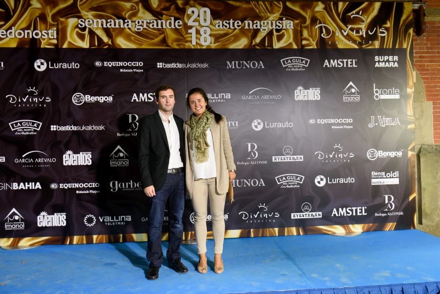 Los invitados pudieron disfrutar de los fuegos artificiales desde los jardines del palacio y comentarlos en lo que fue una divertida y 'glamourosa' fiesta en la que no faltó el buen humor.