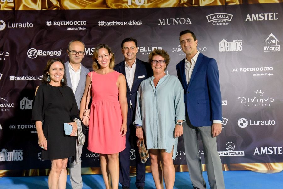 Los invitados pudieron disfrutar de los fuegos artificiales desde los jardines del palacio y comentarlos en lo que fue una divertida y 'glamourosa' fiesta en la que no faltó el buen humor.