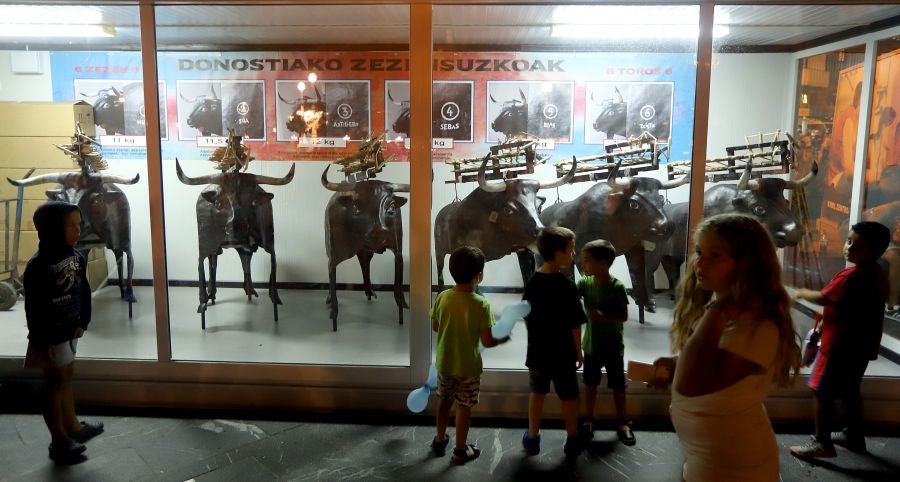 Además de los conciertos, los fuegos y el consabido helado, hay una cita que muchos donostiarras y visitantes no perdonan: el toro de fuego que hace las delicias de pequños y mayores. 