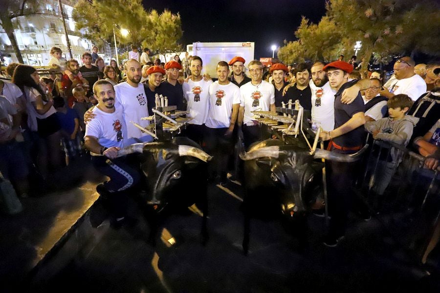 Además de los conciertos, los fuegos y el consabido helado, hay una cita que muchos donostiarras y visitantes no perdonan: el toro de fuego que hace las delicias de pequños y mayores. 