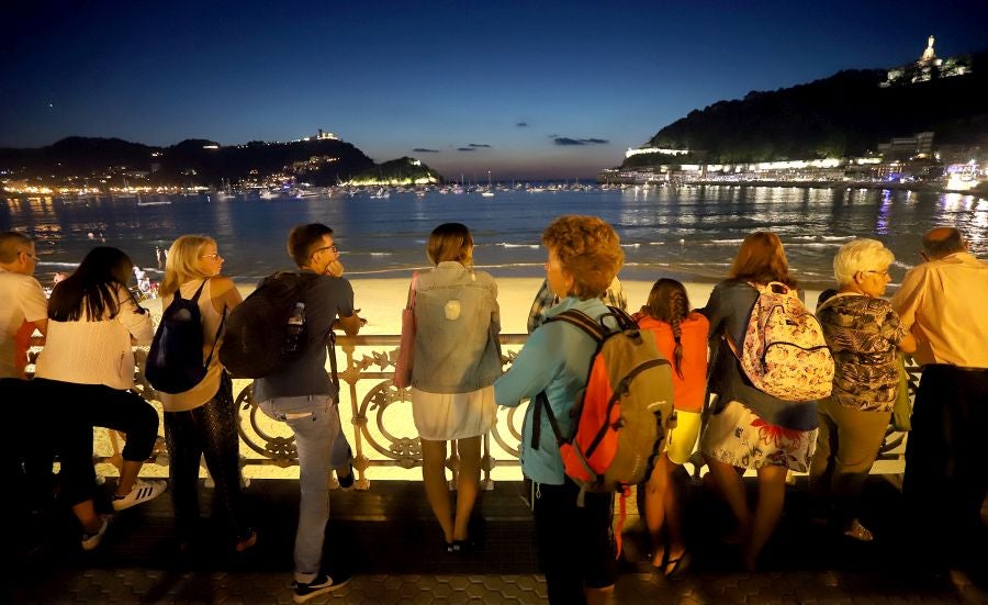 Además de los conciertos, los fuegos y el consabido helado, hay una cita que muchos donostiarras y visitantes no perdonan: el toro de fuego que hace las delicias de pequños y mayores. 