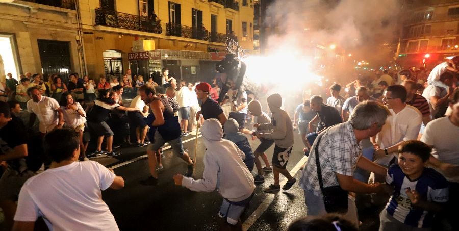 Además de los conciertos, los fuegos y el consabido helado, hay una cita que muchos donostiarras y visitantes no perdonan: el toro de fuego que hace las delicias de pequños y mayores. 