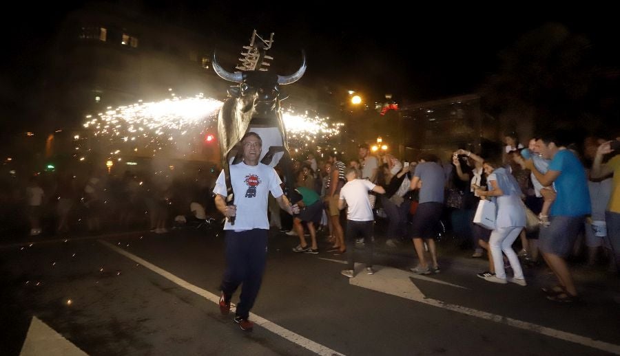 Además de los conciertos, los fuegos y el consabido helado, hay una cita que muchos donostiarras y visitantes no perdonan: el toro de fuego que hace las delicias de pequños y mayores. 