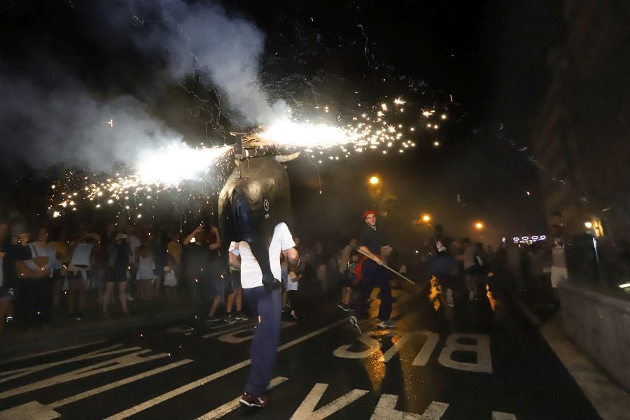 Además de los conciertos, los fuegos y el consabido helado, hay una cita que muchos donostiarras y visitantes no perdonan: el toro de fuego que hace las delicias de pequños y mayores. 
