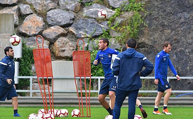 Theo Hernández, durante el último entrenamiento de la Real Sociedad.