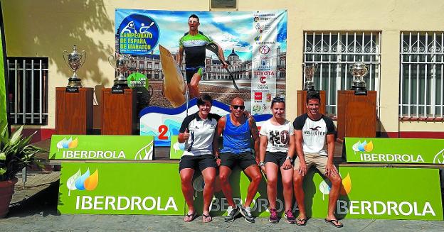 En Aranjuez. De izquierda a derecha, los palistas pasaitarras Benavente, Vilariño, Irazu y Colomo, junto al podio de la competición.