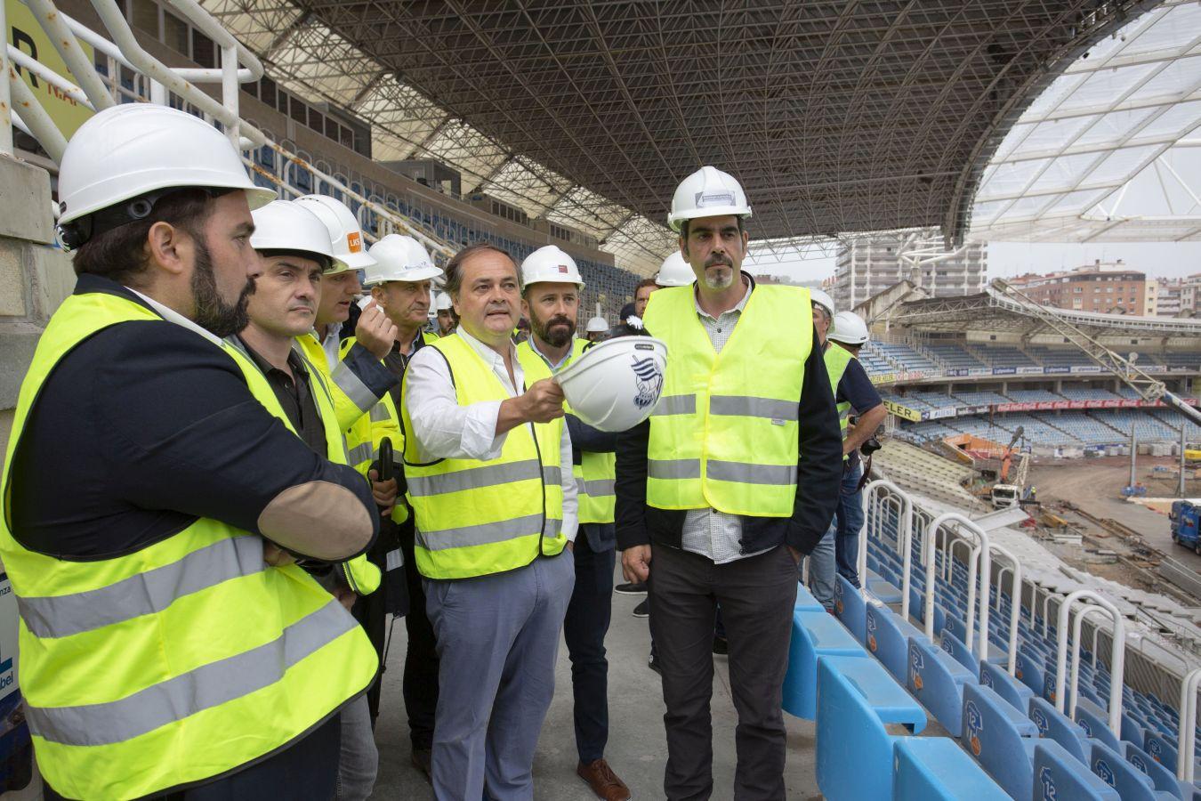 Eneko Goia, alcalde de San Sebastián y Denis Itxaso, diputado de Cultura, Turismo, Deporte y Cooperación han visitado este viernes las obras que están teniendo lugar en Anoeta. 