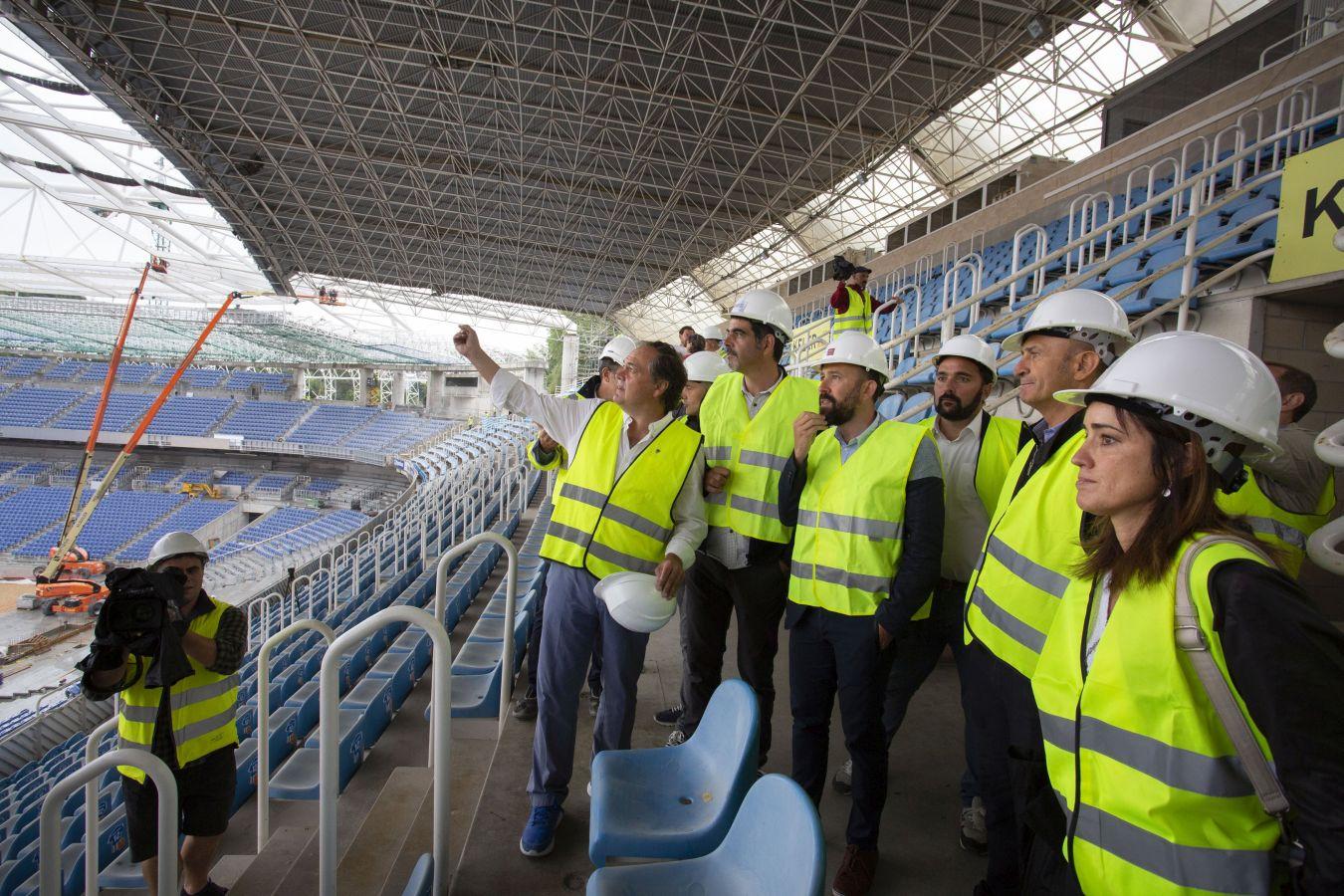 Eneko Goia, alcalde de San Sebastián y Denis Itxaso, diputado de Cultura, Turismo, Deporte y Cooperación han visitado este viernes las obras que están teniendo lugar en Anoeta. 