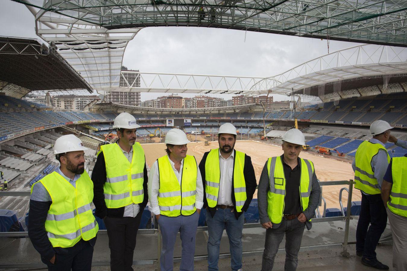 Eneko Goia, alcalde de San Sebastián y Denis Itxaso, diputado de Cultura, Turismo, Deporte y Cooperación han visitado este viernes las obras que están teniendo lugar en Anoeta. 