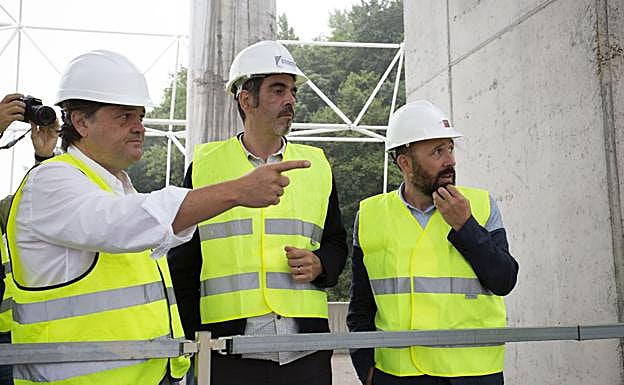 Aperribay muestra a Goia y a Itxaso las obras de Anoeta.