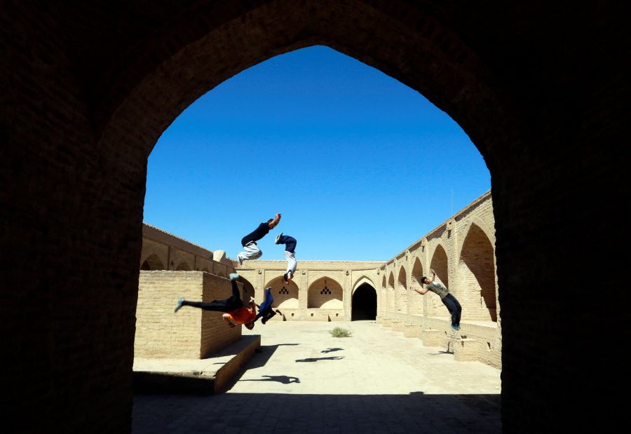 Jóvenes iraquíes practican sus movimientos de parkour en Najaf. La ciudad es un centro de peregrinación para todo el mundo islámico. Solamente La Meca y Medina reciben la visita de más peregrinos musulmanes.