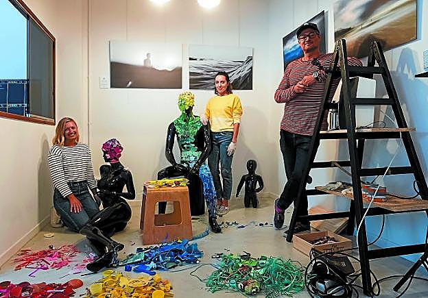 Rebecca Kudela, la ilustradora Daniela Garretón y Sergio Penzo posan mientras trabajan en el proyecto 'Plastic Family'. 