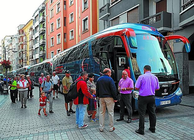 Afluencia. Los autobuses son un medio muy utilizado para acudir a Arrate. 
