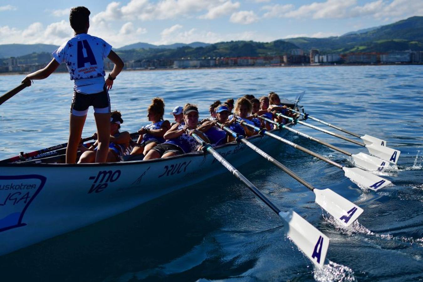 El técnico, Ekain Iriarte, dirige el entrenamiento y da las claves del verano que enfila su recta final |Así fue la sesión