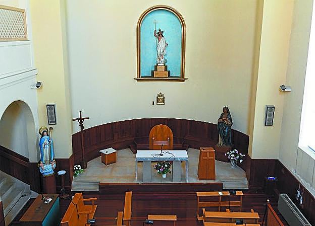 Altar. El edificio religioso cuenta con una iglesia que se encuentra en desuso desde hace años. 