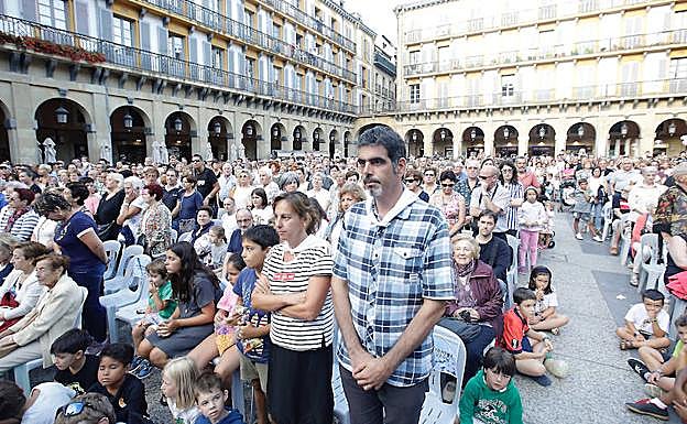Eneko Goia, durante el minuto de silencio realizado ayer en Agur Festara. 