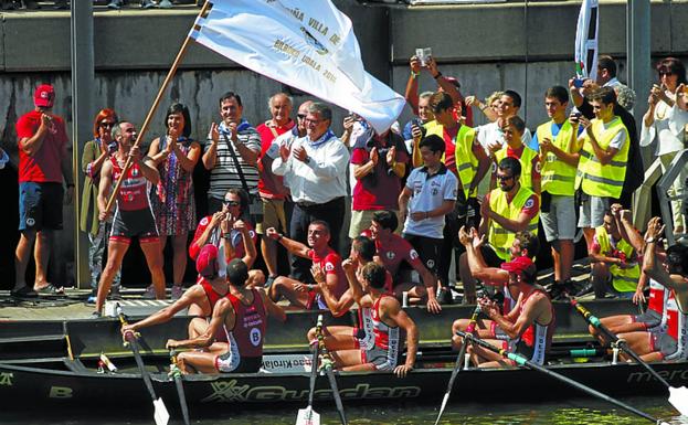 El patrón deustuarra, Cristian Garma, con la bandera. 