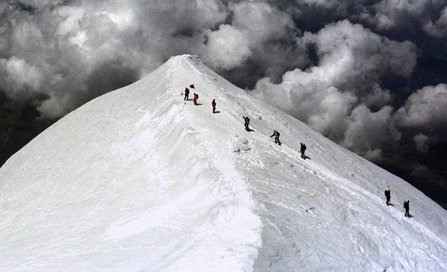 Artxiboko argazkian, mendizaleak Mont Blanc-era gora, eta handik behera, Frantziako aldetik.