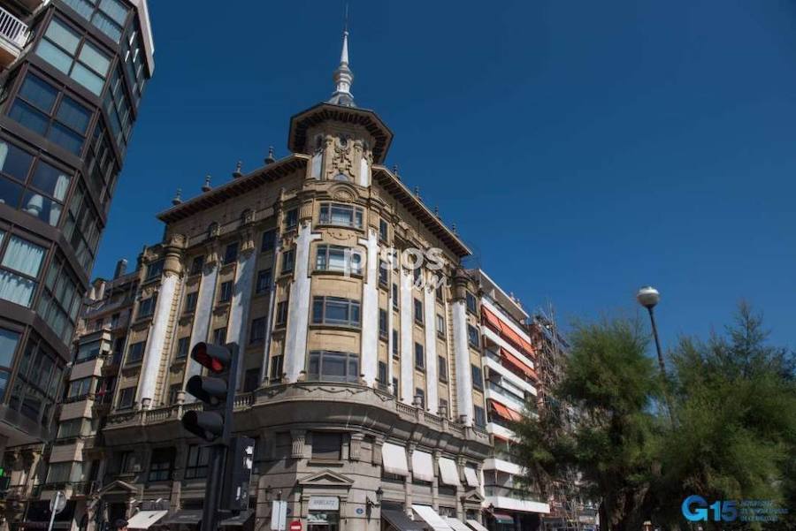 1. Piso en la calle Peñaflorida. Si quieres disfrutar de unas vistas exclusivas, y te lo puedes permitir, esta es tu casa. Abrir las ventanas por la mañana y observar a tus pies la bahía de la Concha y los jardines de Alderdi Eder tiene un precio de 3.800.000 euros. Este piso, apto para pocos bolsillos, dispone de un hall, nueve habitaciones, patios, varios baños, una sala y un comedor con una vista panorámica sobre la bahía. Se encuentra en un edificio emblemático culminado con «una torre majestuosa». Además dispone de terraza comunitaria habilitada como solarium, ascensor, tres trasteros incluidos, derecho a levante y porcentaje sobre la vivienda del portero.