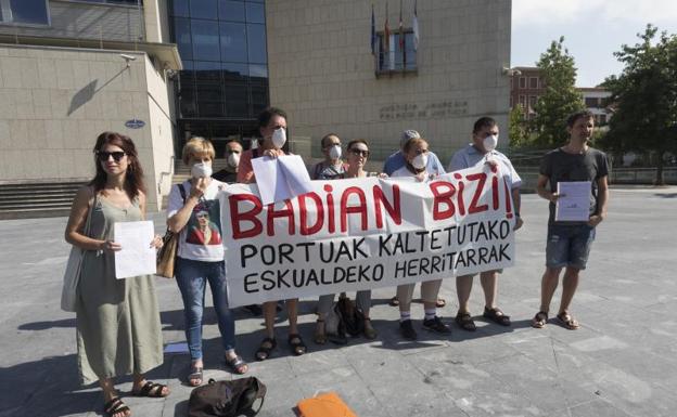 Plataforma Badian Bizi! ante los juzgados de Donostia. 