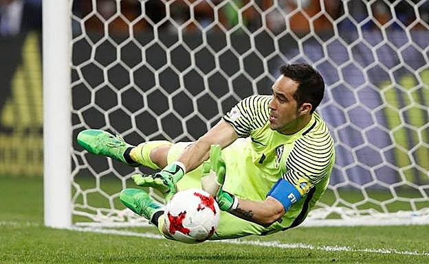 Bravo detiene el balón. 