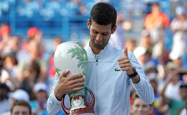 Djokovic, con el trofeo que le acredita como ganador en Cincinnati. 