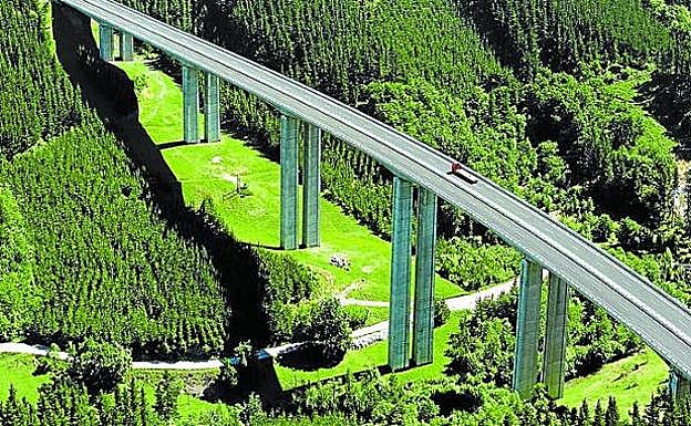 Imagen principal - Por sus puentes los conoceréis la historia de Gipuzkoa
