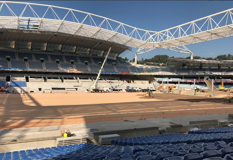 El estadio de Anoeta va tomando forma. Este miércoles se trabajaba a fondo en el terreno de juego con una nueva capa que albergará próximamente el césped. (Luis Azkune).