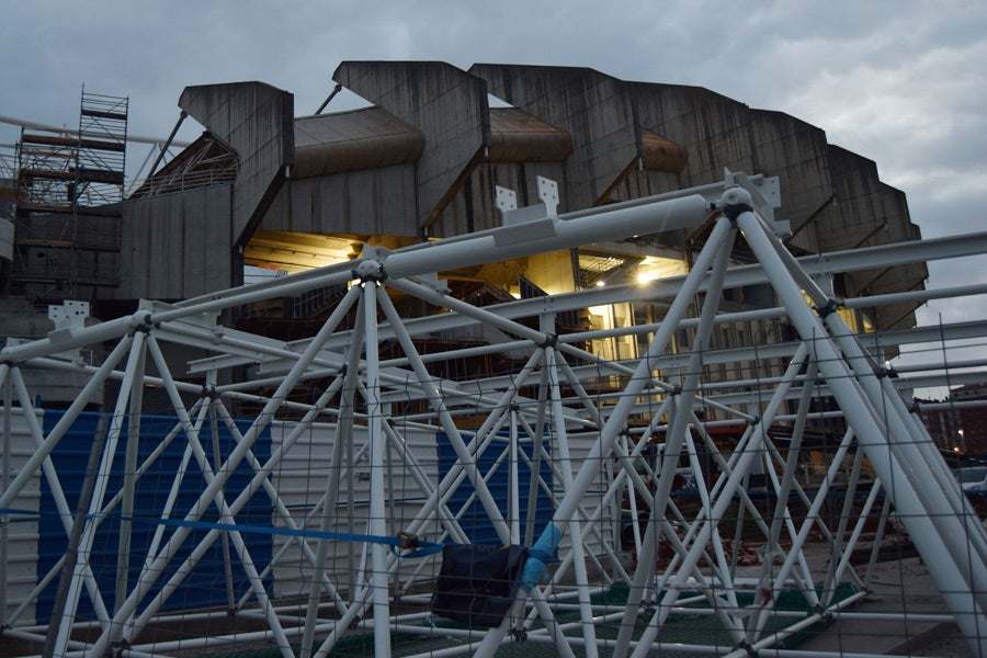 El estadio de Anoeta va tomando un aspecto diferente, también en su exterior, donde la evolución es notable gracias a unos trabajos que no paran de noche.