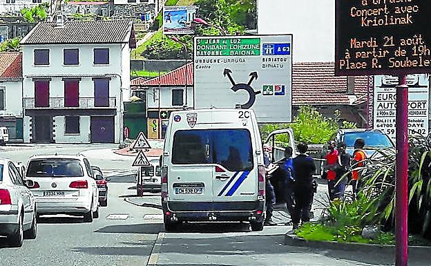 Agentes de la Policía francesa interceptan en Behobia a un grupo de migrantes a pocos metros de la frontera de Irun.
