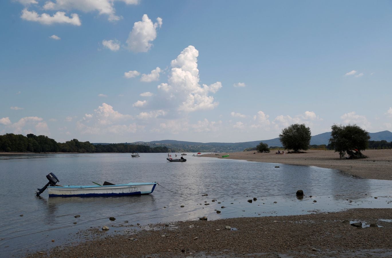 El seco y caluroso verano que está sufriendo Europa unido a la escasez de lluvias en Austria y Alemania ha dejado unos niveles de agua en el Danubio inusualmente bajos. 20 buques de pasajeros esperan en el puerto de Viena a que las lluvias previstas para el fin de semana les permitan continuar su trayecto.